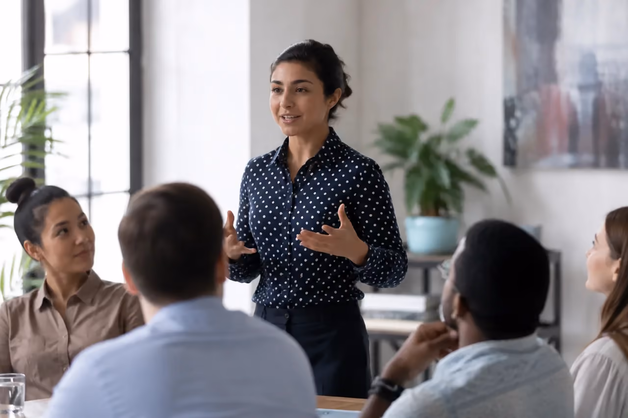A person speaking to a small attentive group - RolChat speech-to-text